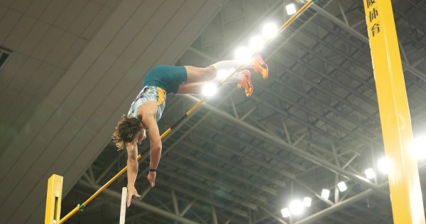 Mondo Duplantis clears 6.24m to break his own pole vault world record at the Xiamen Diamond League in China.