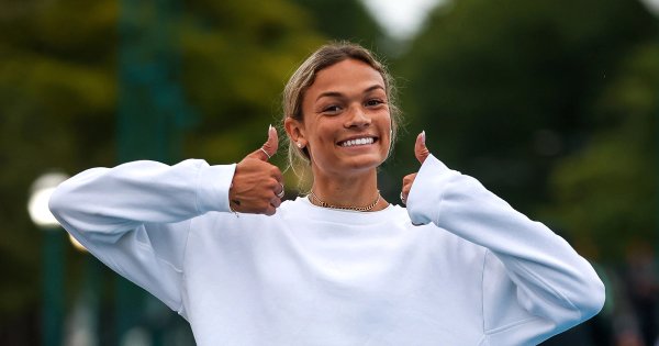World championship bronze medalist Anna Hall gives a thumbs up
